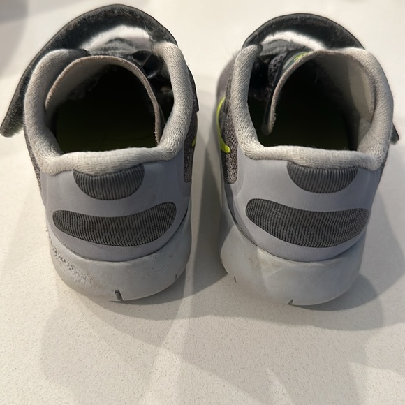 Toddler Nike sneakers size 5 - Picture 6 of 8